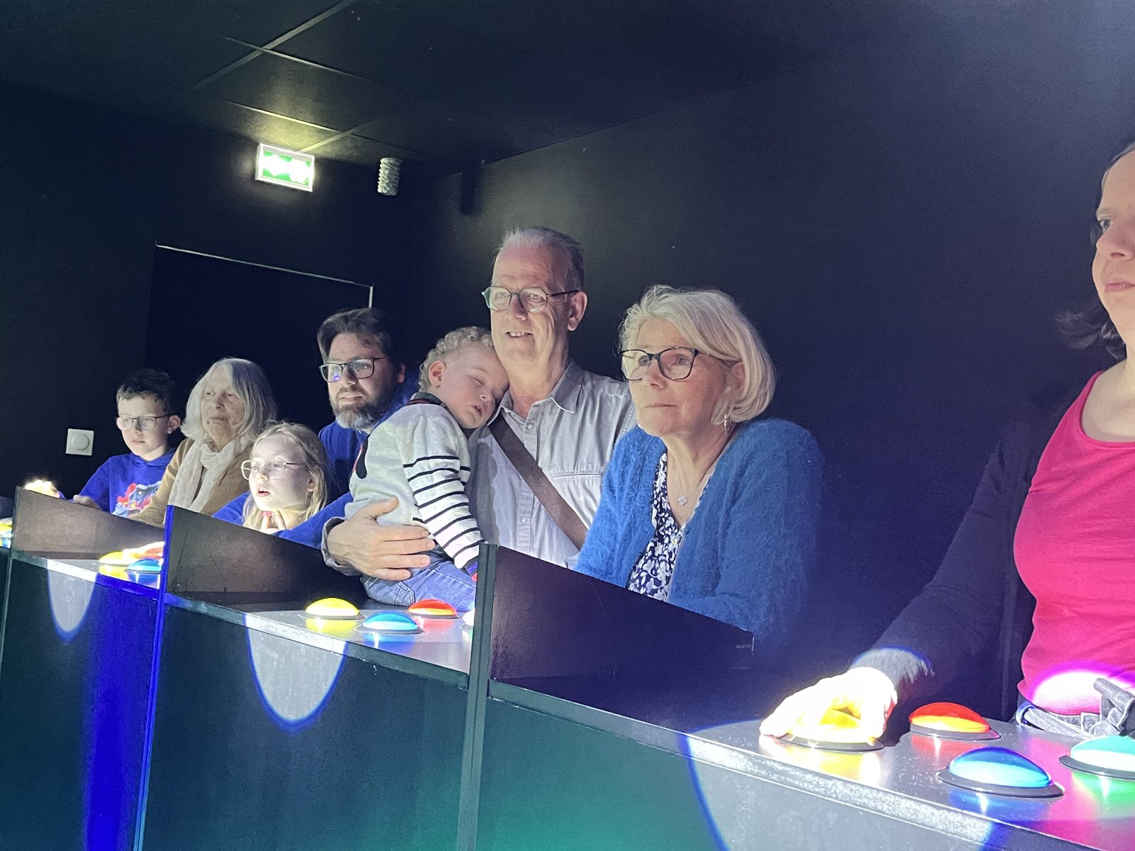 Une famille de plusieurs générations participe à une partie d'iQuiz